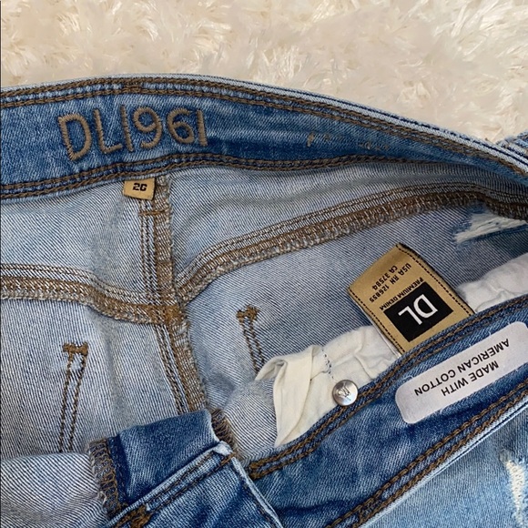 DL1961 light wash distressed jeans - Picture 4 of 8